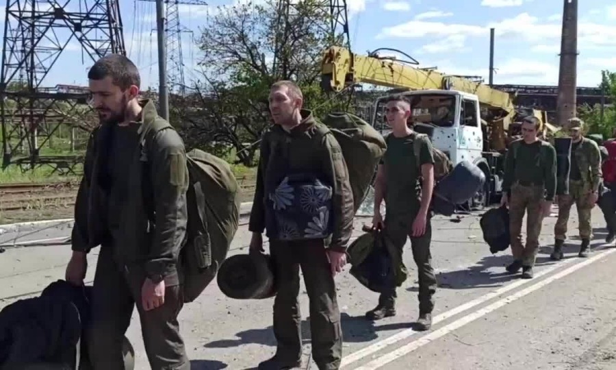 Binh sĩ Ukraine tại nhà máy Azovstal ra hàng lực lượng Nga ngày 20/5. Ảnh:BQP Nga.