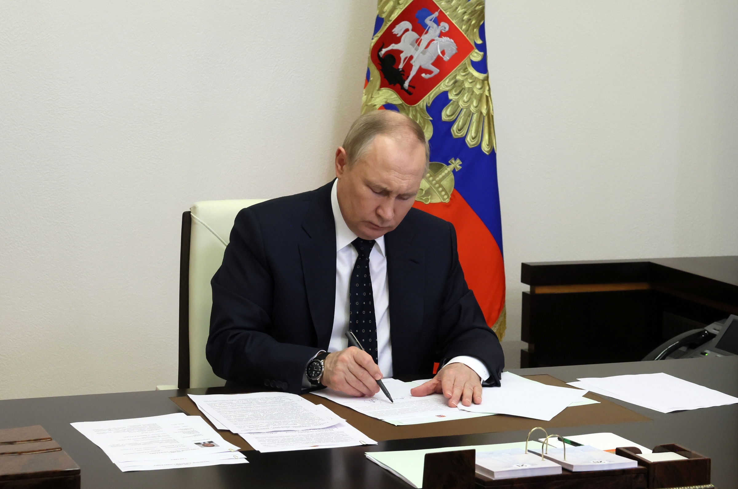 Tổng thống Nga Vladimir Putin dự một cuộc họp trực tuyến từ ngoại ô Moskva hôm 20/5. Ảnh: AFP.