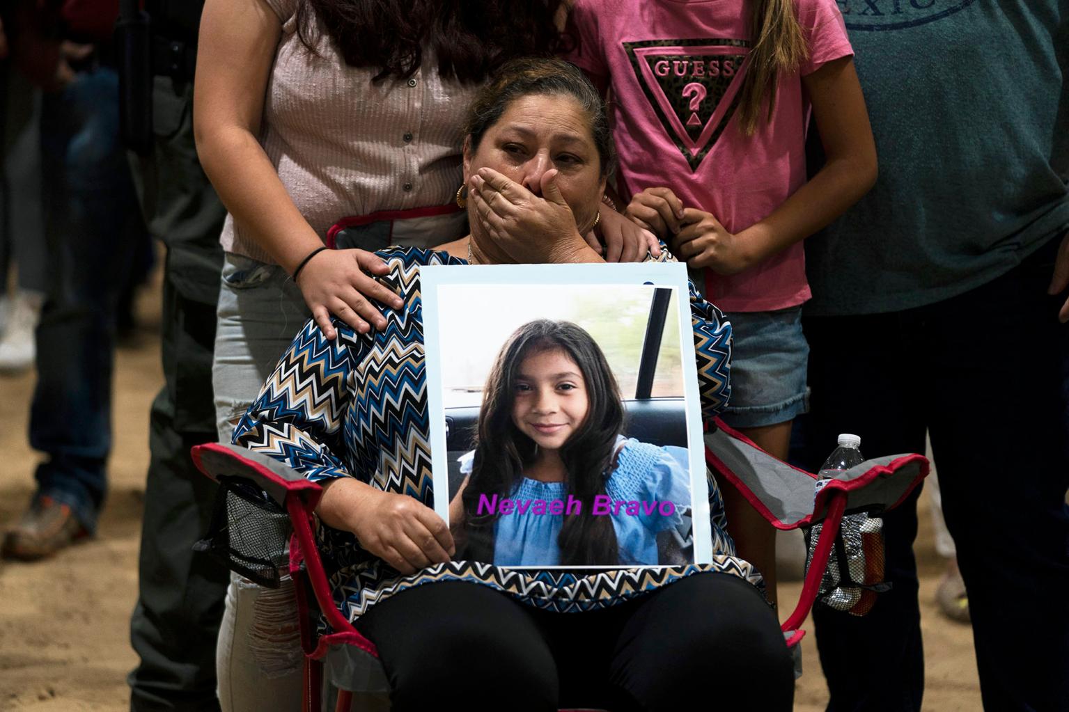 Người bà bật khóc khi ôm di ảnh cháu gái chết trong vụ xả súng ở trường tiểu học Robb, thành phố Uvalde, bang Texas, hôm 24/5. Ảnh: AP.