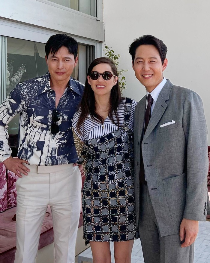 Jung Woo Sung (trái) và Lee Jung Jae có dịp trò chuyện, chụp hình lưu niệm cùng nữ diễn viên Marion Cotillard - từng được gọi là minh tinh Pháp đắt giá nhất thế kỷ 21. Ảnh: Instagram From_jjlee