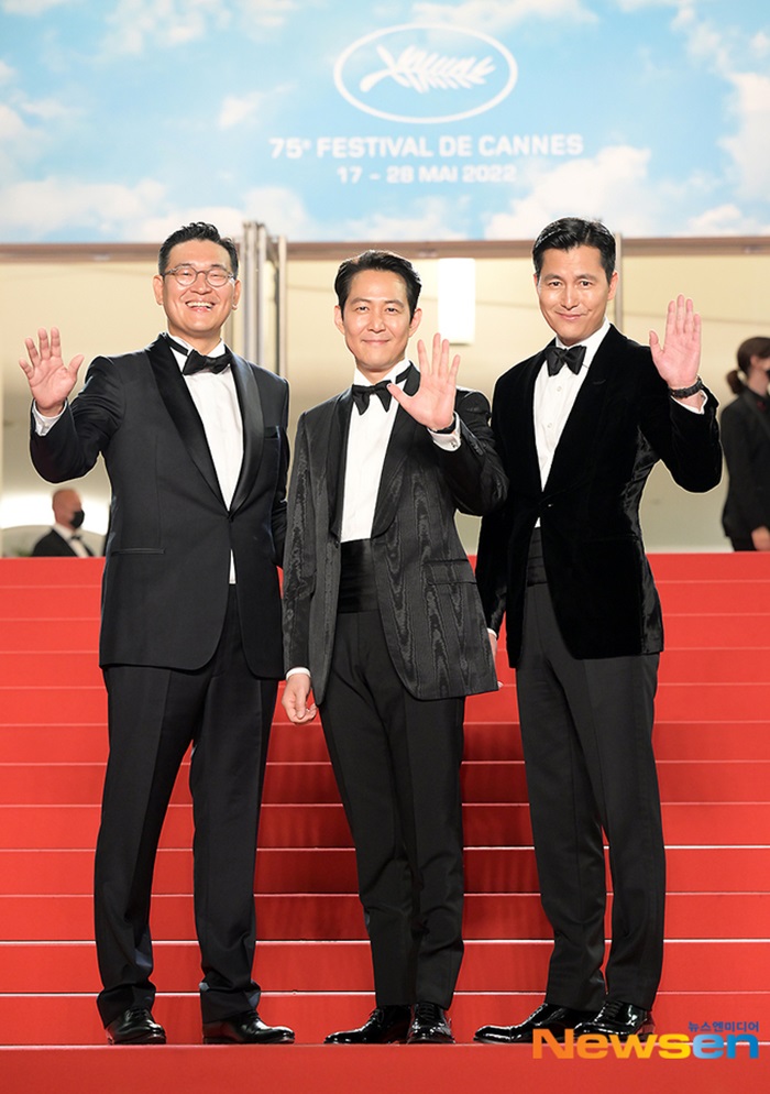 Cùng ngày, Lee Jung Jae (giữa) tiếp tục phối sơ mi trắng thắt nơ với quần tây, vest Gucci và giày da khi dự buổi công chiếu Hunt. Ảnh: Newsen