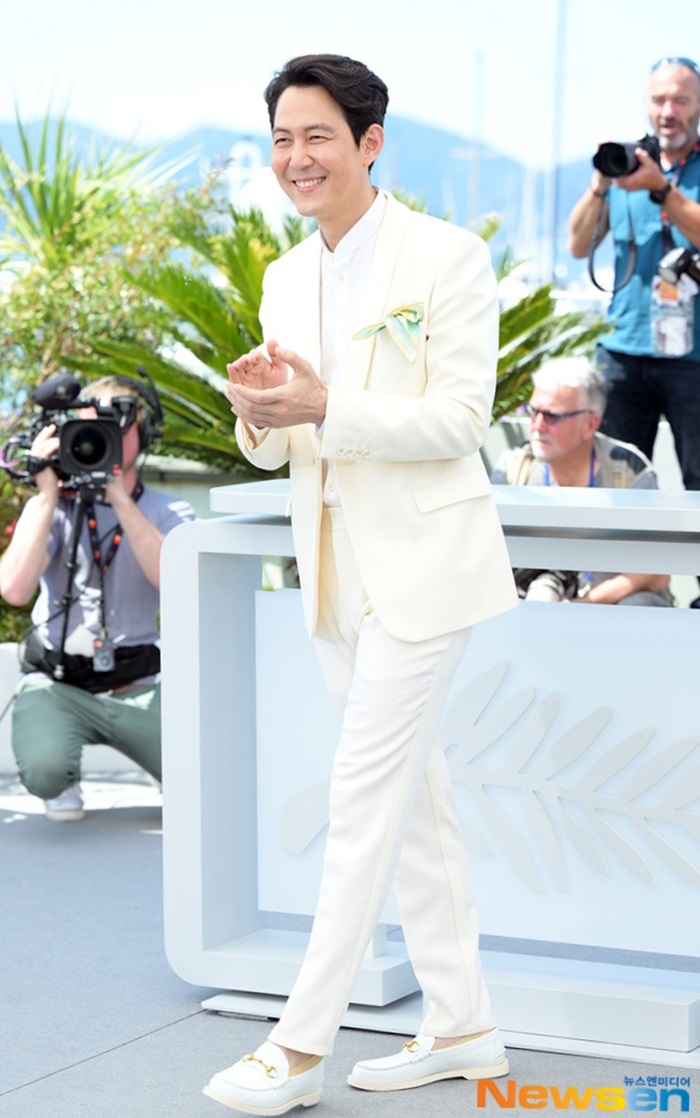 Ở buổi chụp ảnh hôm 19/5, diễn viên được nhiều khán giả khen phong cách với cây trắng của Gucci, mang giày biểu tượng hàm thiếc ngựa đồng điệu màu sắc. Ảnh: Newsen