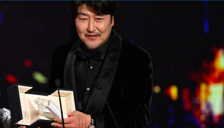 Song Kang Ho thắng giải nam chính ở Cannes. Ảnh: AFP