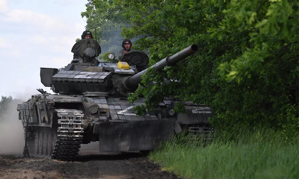 Xe tăng T-64BV thuộc đơn vị vũ trang của Cộng hòa Lugangsk tự xưng gần làng Toshkovka, phía tây nam thành phố Severodonetsk, Ukraine ngày 23/5. Ảnh: RIA Novosti.