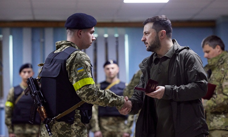 Tổng thống Zelensky trao thưởng cho một binh sĩ ở Kharkov ngày 29/5. Ảnh: AFP.