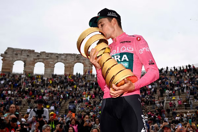 Jai Hindley trở thành cua-rơ Australia đầu tiên vô đich Giro DItalia - Ảnh 1.