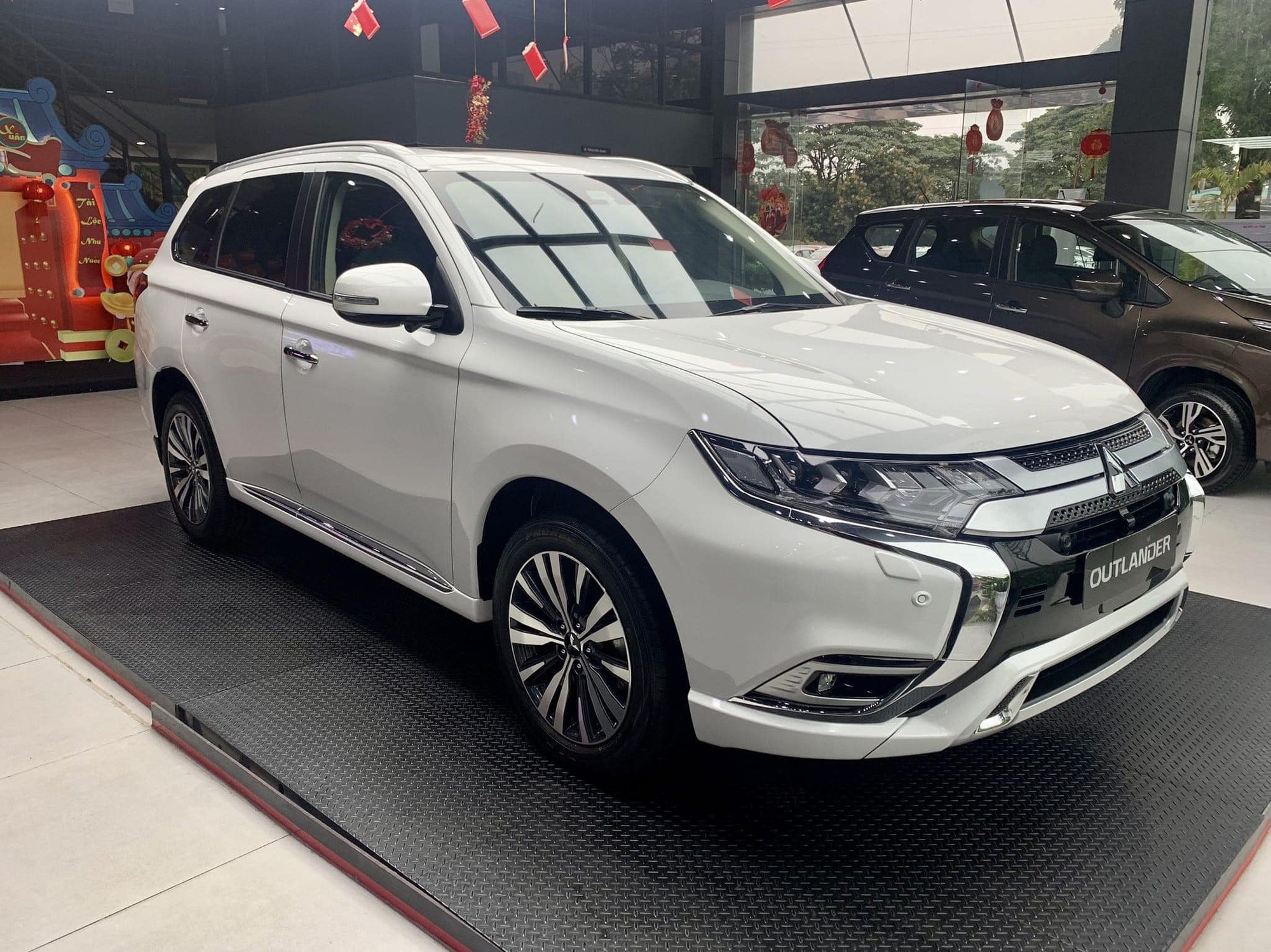 Mitsubishi Outlander đời 2022 giảm giá kịch sàn tại lý: Cao nhất gần 130 triệu đồng, bản CVT giảm gần bằng Xpander Cross - Ảnh 3.