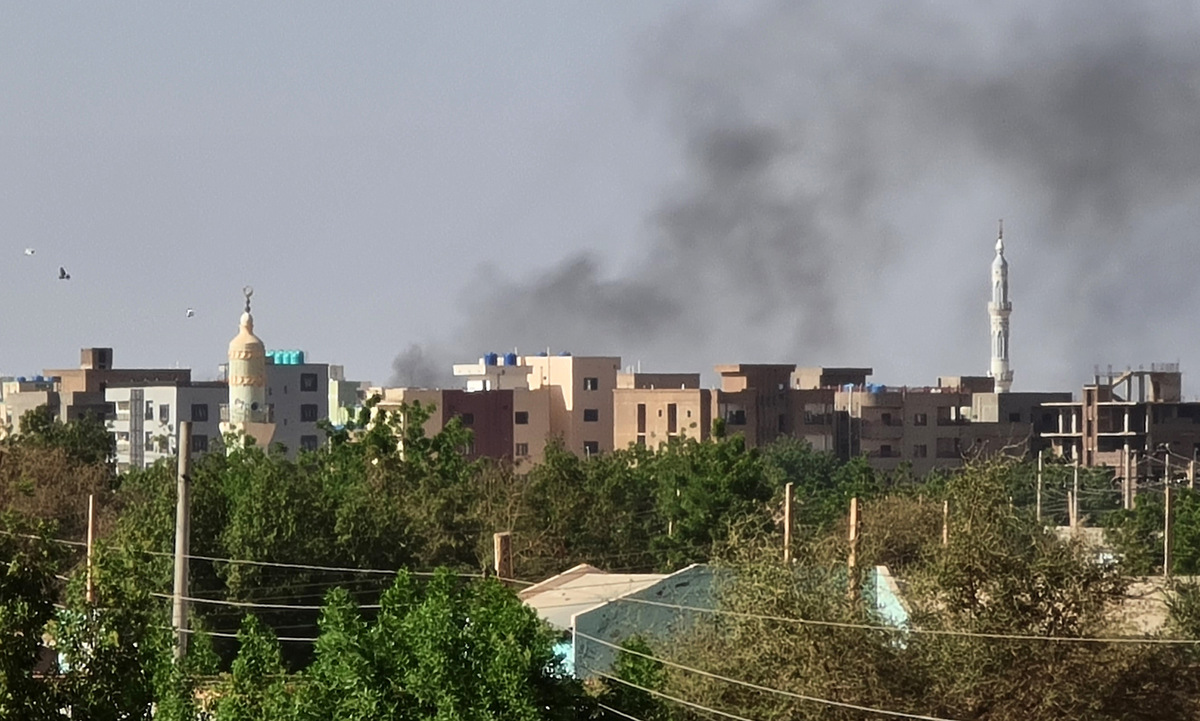 Khói bốc lên sau giao tranh tại thủ đô Khartoum của Sudan hôm 7/5. Ảnh: AFP