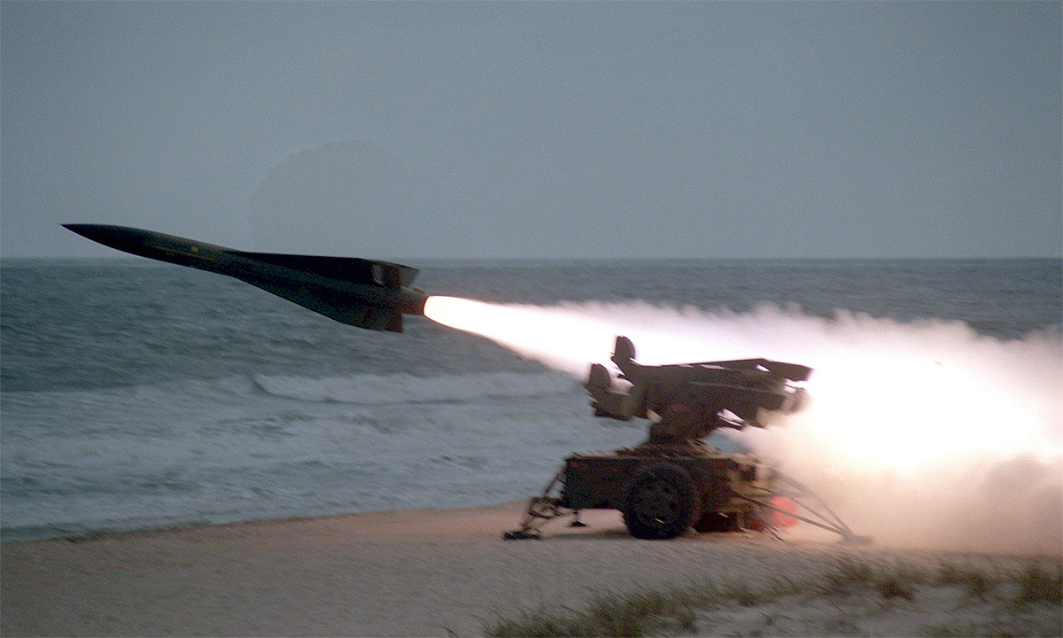 Tên lửa phòng không MIM-23 HAWK rời bệ phóng trong diễn tập tháng 2/1986. Ảnh: BQP Mỹ