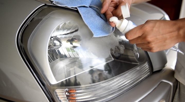 Cách làm sạch và đánh bóng đèn pha ô tô chỉ bằng nguyên liệu rẻ tiền - Ảnh 1.