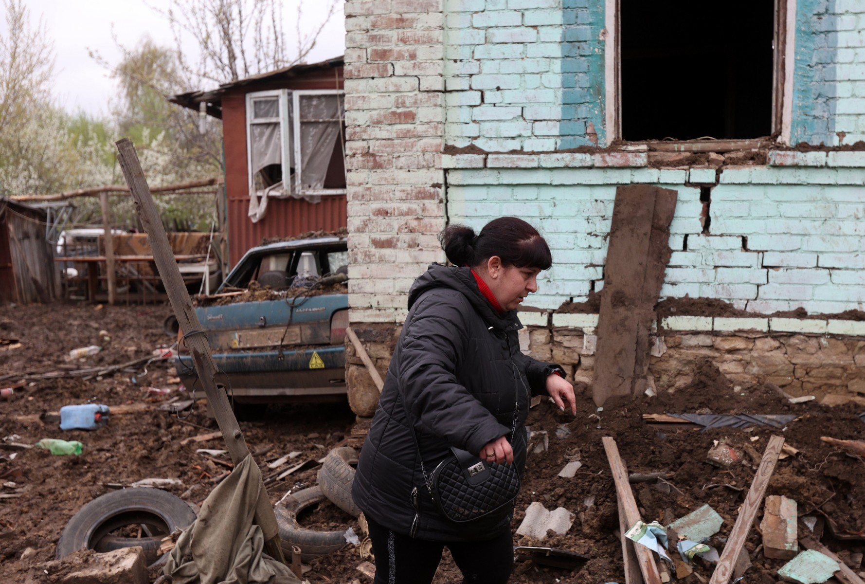 Người phụ nữ kiểm tra ngôi nhà bị phá hủy sau trận pháo kích Nga ở thị trấn Kostyantynivka, vùng Donetsk, ngày 21/4. Ảnh: AFP