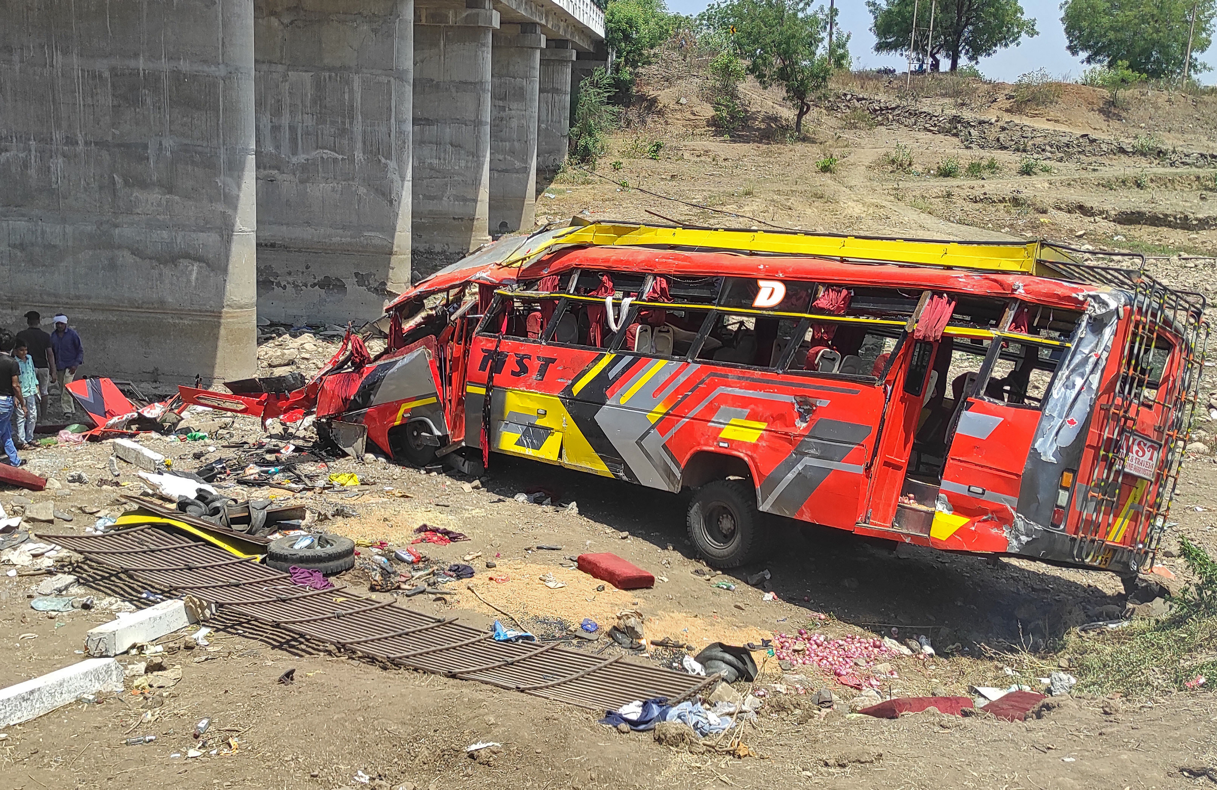Xe buýt biến dạng sau khi rơi xuống lòng sông Borad ở bang Madhya Pradesh, miền trung Ấn Độ, ngày 9/5. Ảnh: AFP