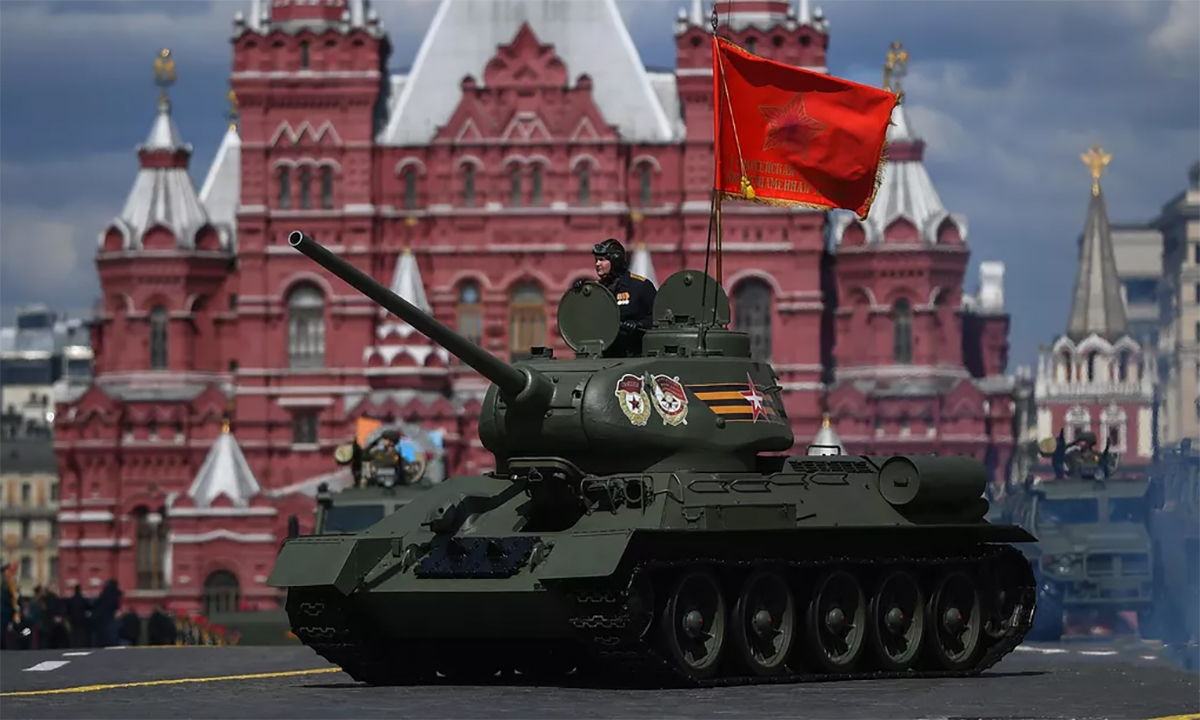 Xe tăng T-34-85 trong Duyệt binh Chiến thắng trên Quảng trường Đỏ, Moskva, Nga ngày 9/5. Ảnh: RIA Novosti