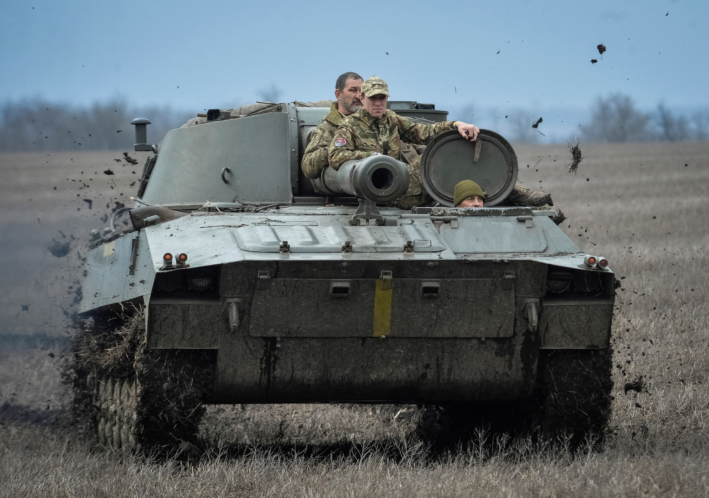 Lính Ukraine điều khiển pháo tự hành gần thành phố Bakhmut, tỉnh Donetsk ngày 7/4. Ảnh: Reuters