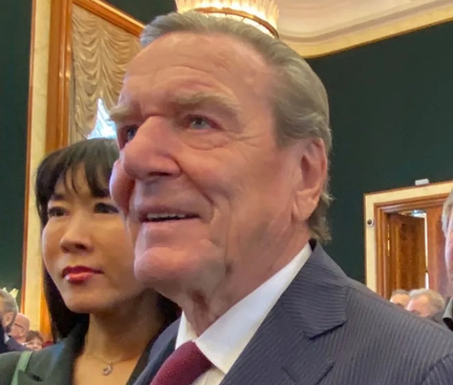 Celebration in bad company: Gerhard Schröder and his wife So-yeon Schröder-Kim (55) on Tuesday evening in the Russian embassy