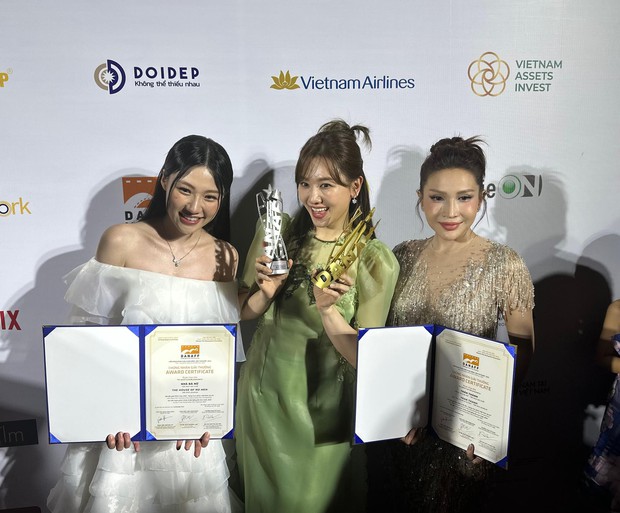 Hari Won và dàn diễn viên Nhà Bà Nữ sau chiến thắng tại Liên hoan phim châu Á Đà Nẵng: Khó khăn lớn nhất của Trấn Thành là chuyện sức khỏe - Ảnh 2.