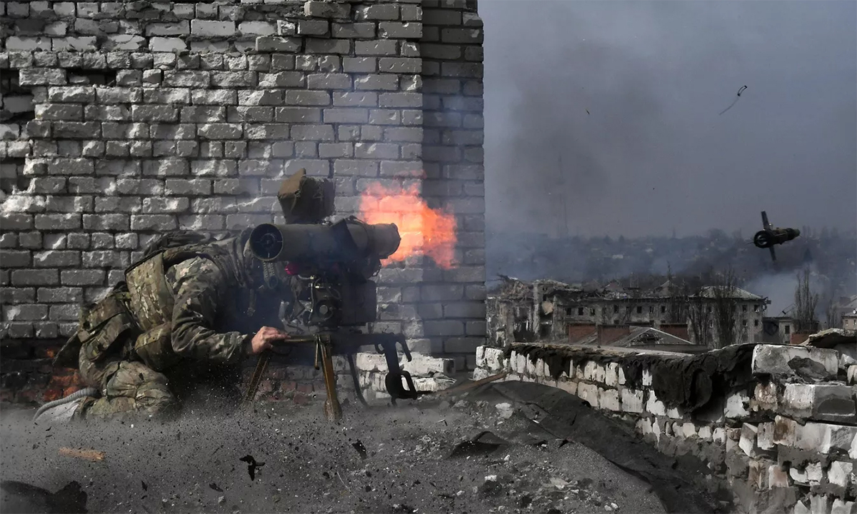 Lính Wagner khai hỏa tên lửa chống tăng nhằm vị trí Ukraine tại Bakhmut ngày 9/4. Ảnh: RIA Novosti