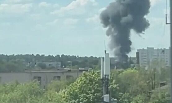 Cột khói bốc lên từ hiện trường vụ rơi trực thăng Mi-8 ở tỉnh Bryansk ngày 13/5. Ảnh: RIA Novosti