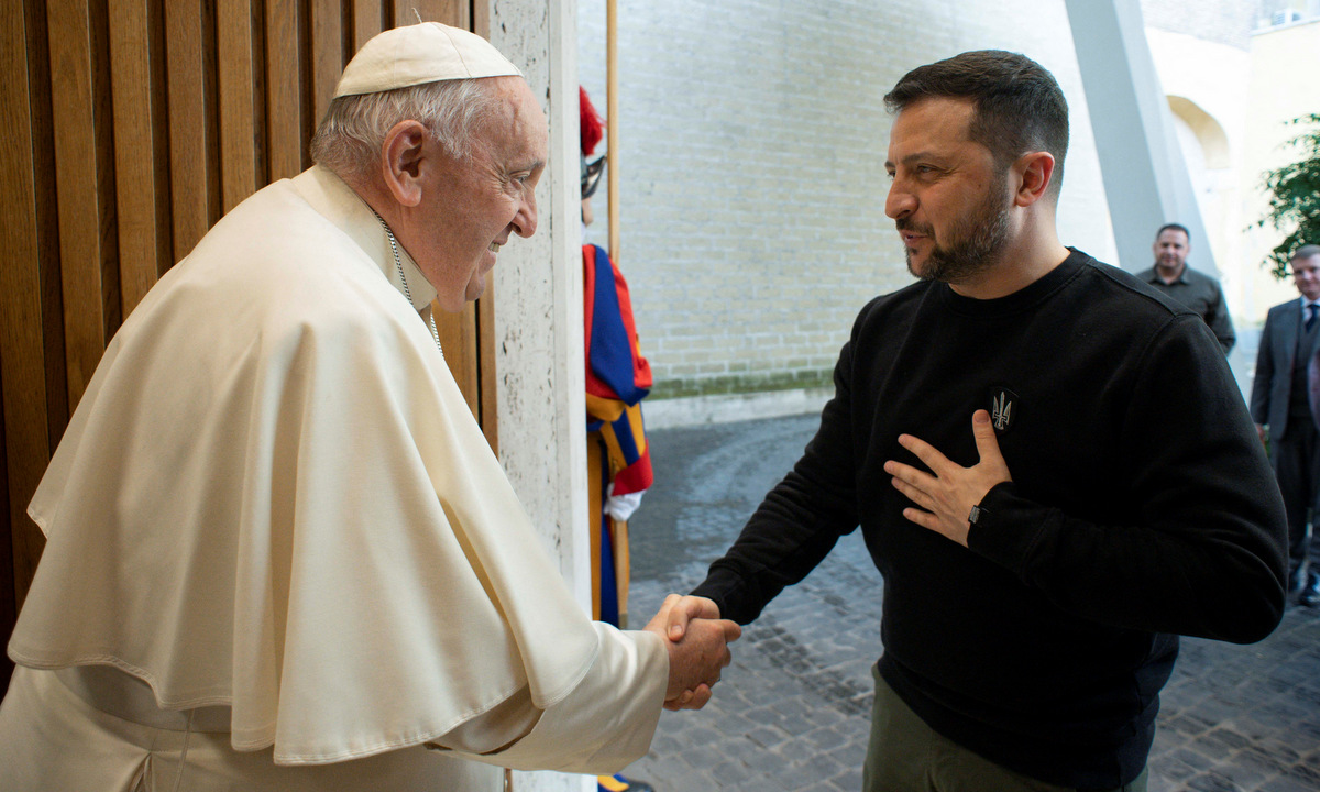 Giáo hoàng Francis gặp Tổng thống Zelensky tại Vatican hôm 13/5. Ảnh: Reuters