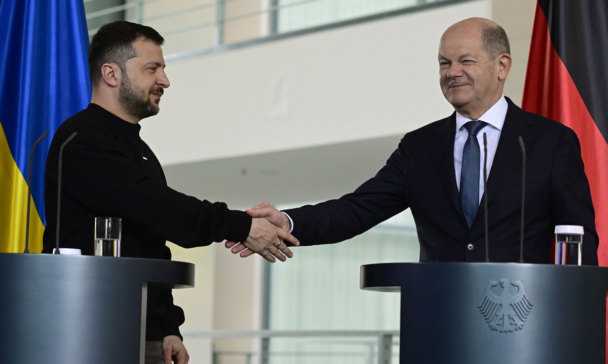 Thủ tướng Đức Olaf Scholz (phải) và Tổng thống Ukraine Volodymyr Zelensky bắt tay khi kết thúc cuộc họp báo chung ở Berlin ngày 14/5. Ảnh: AFP