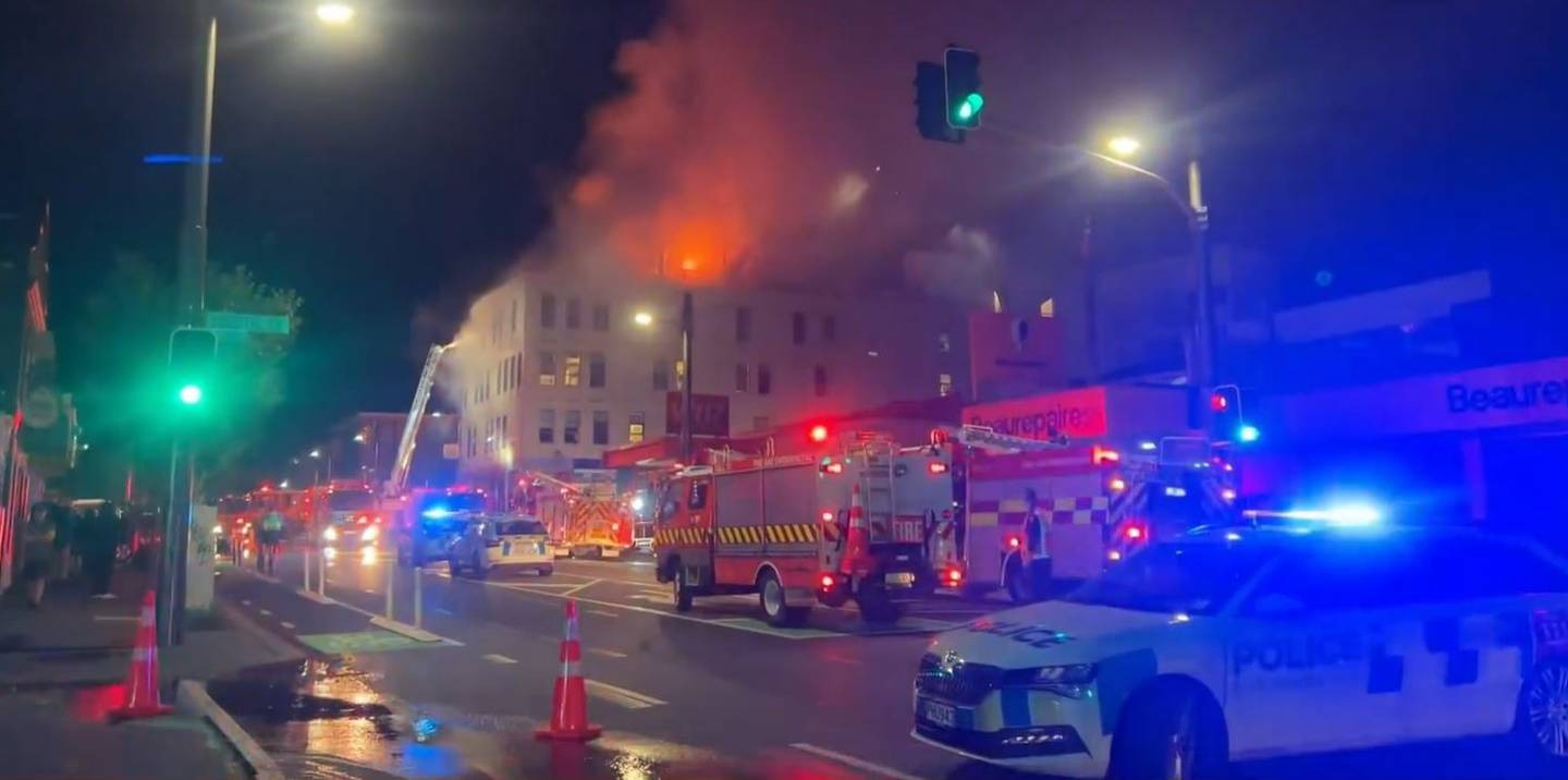 Lực lượng khẩn cấp ứng phó đám cháy ở nhà tập thể Loafers Lodge ở Wellington, New Zealand đêm 15/5. Ảnh: NZ Herald