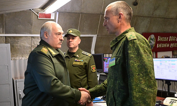 Tổng thống Lukashenko (trái) thăm sở chỉ huy không quân Belarus hôm 15/5. Ảnh: BelTA.