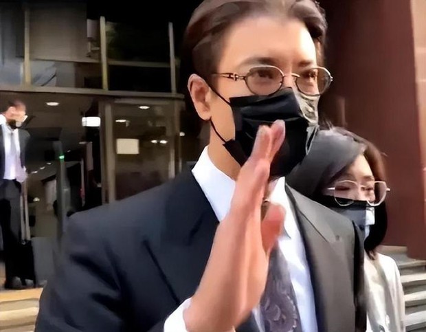 Vương Lực Hoành xuất hiện với ngoại hình xuống sắc trong phiên tòa đối chất với vợ cũ - Ảnh 2. Vương Lực Hoành xuất hiện với ngoại hình xuống sắc trong phiên tòa đối chất với vợ cũ - Ảnh 2.