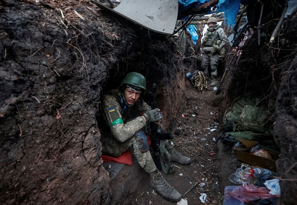 Lính Ukraine tại một chiến hào gần thành phố Bakhmut ngày 11/5. Ảnh: Reuters