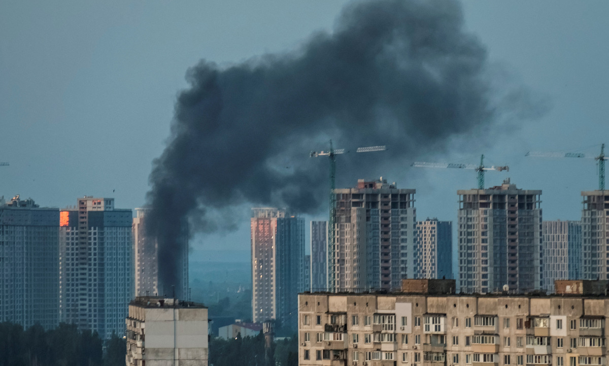Cột khói bốc lên ở thủ đô Kiev sau cuộc không kích sáng nay. Ảnh: Reuters