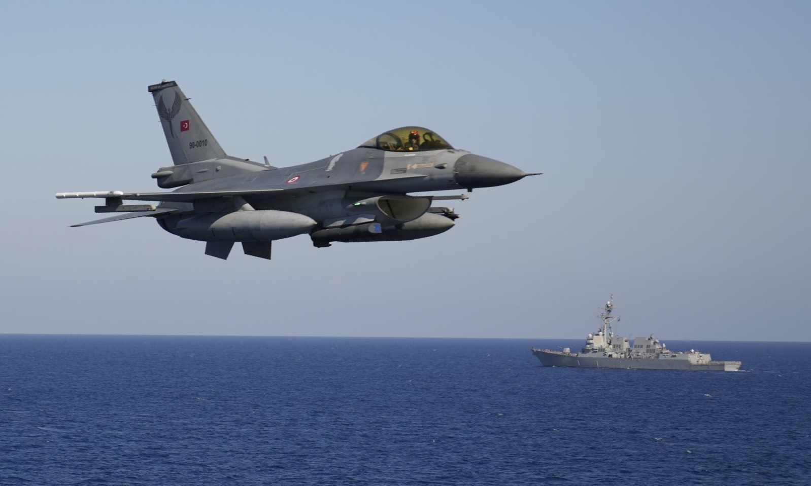 Một tiêm kích F-16 của Thổ Nhĩ Kỳ tham gia cuộc tập trận hải quân thường niên của NATO trên Địa Trung Hải hồi tháng 9 năm ngoái. Ảnh: AP