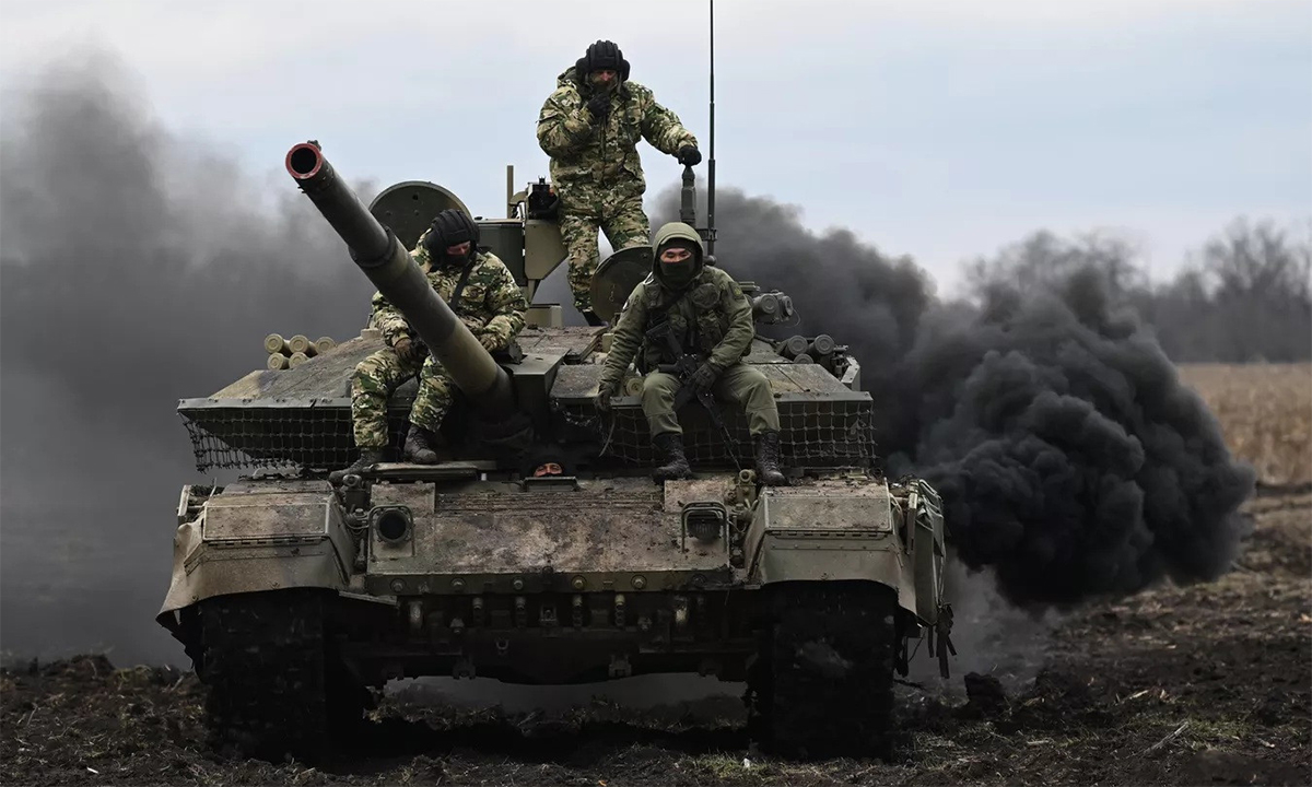 Xe tăng T-90M Nga chuẩn bị tấn công vị trí Ukraine ngày 15/2. Ảnh: RIA Novosti