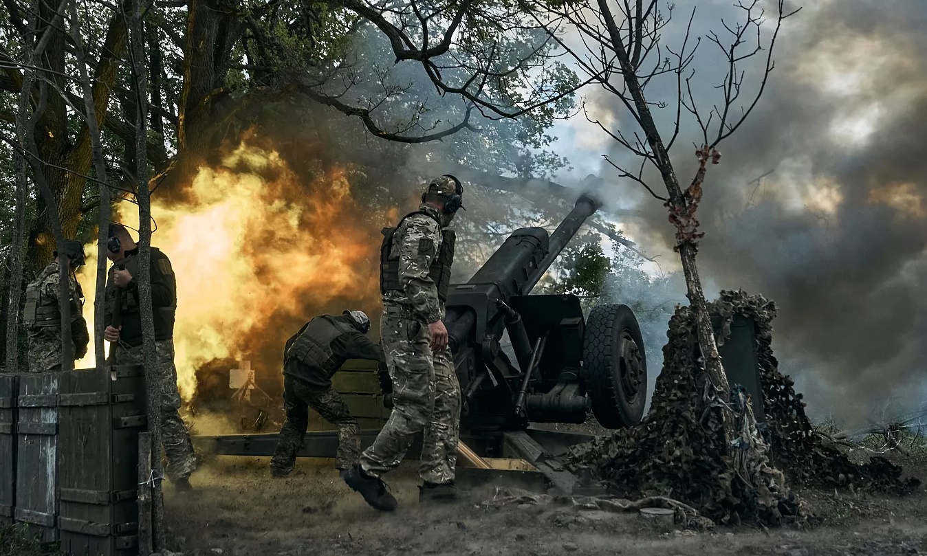 Lính Ukraine khai hỏa về phía lực lượng Nga gần thành phố Bakhmut, miền đông nước này. Ảnh: AP