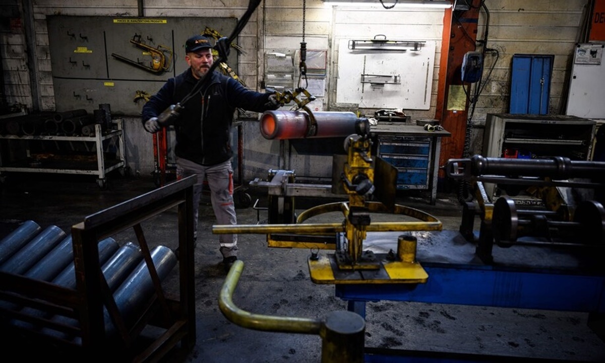 Nhân viên tại nhà máy Les Forges de Tarbes ở Tarbes, Pháp, trong quá trình sản xuất đạn cho pháo Caesar đang được lực lượng vũ trang Ukraine sử dụng. Ảnh: AFP