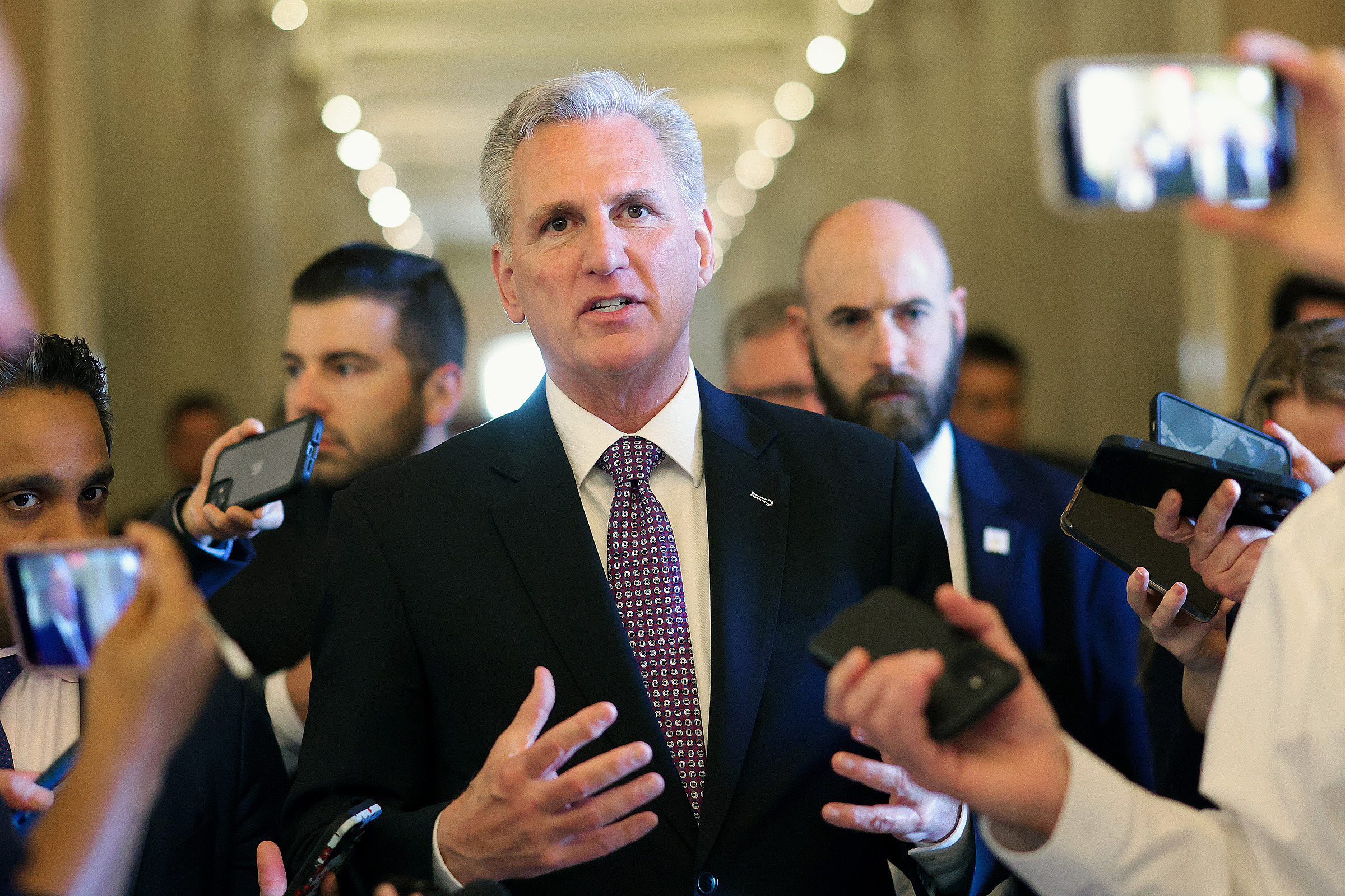 Chủ tịch Hạ viện Kevin McCarthy trả lời phóng viên tại Đồi Capitol, thủ đô Washington ngày 17/5. Ảnh: AFP