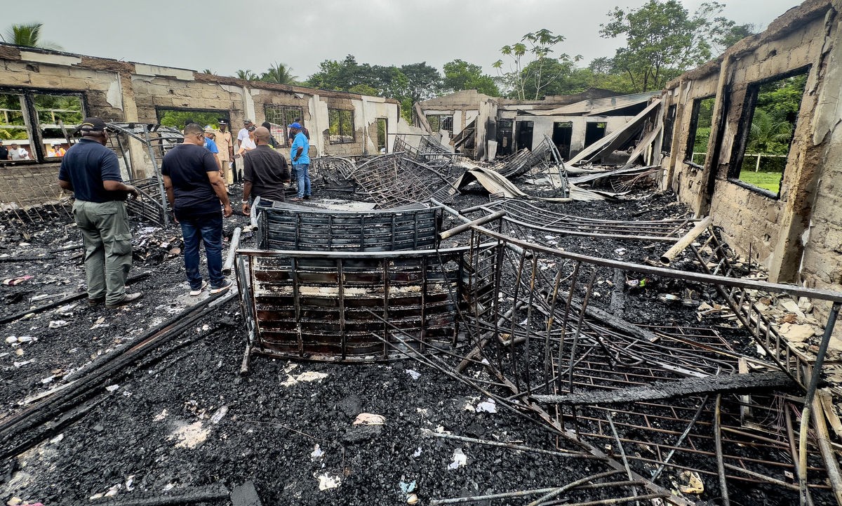 Hiện trường vụ cháy ký túc xá ở Mahdia, Guyana, hôm 22/5. Ảnh: AFP