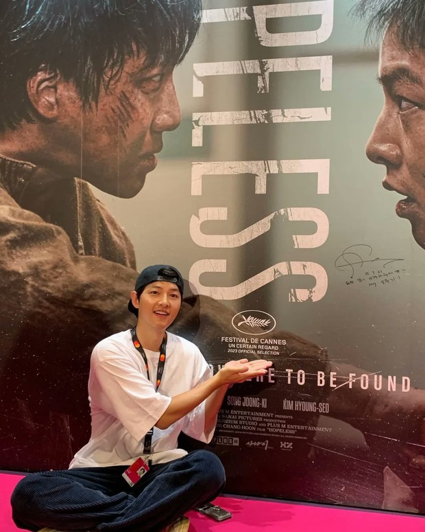 Song Joong Ki xuất hiện đơn giản tại LHP Cannes 2023 - Ảnh 3.