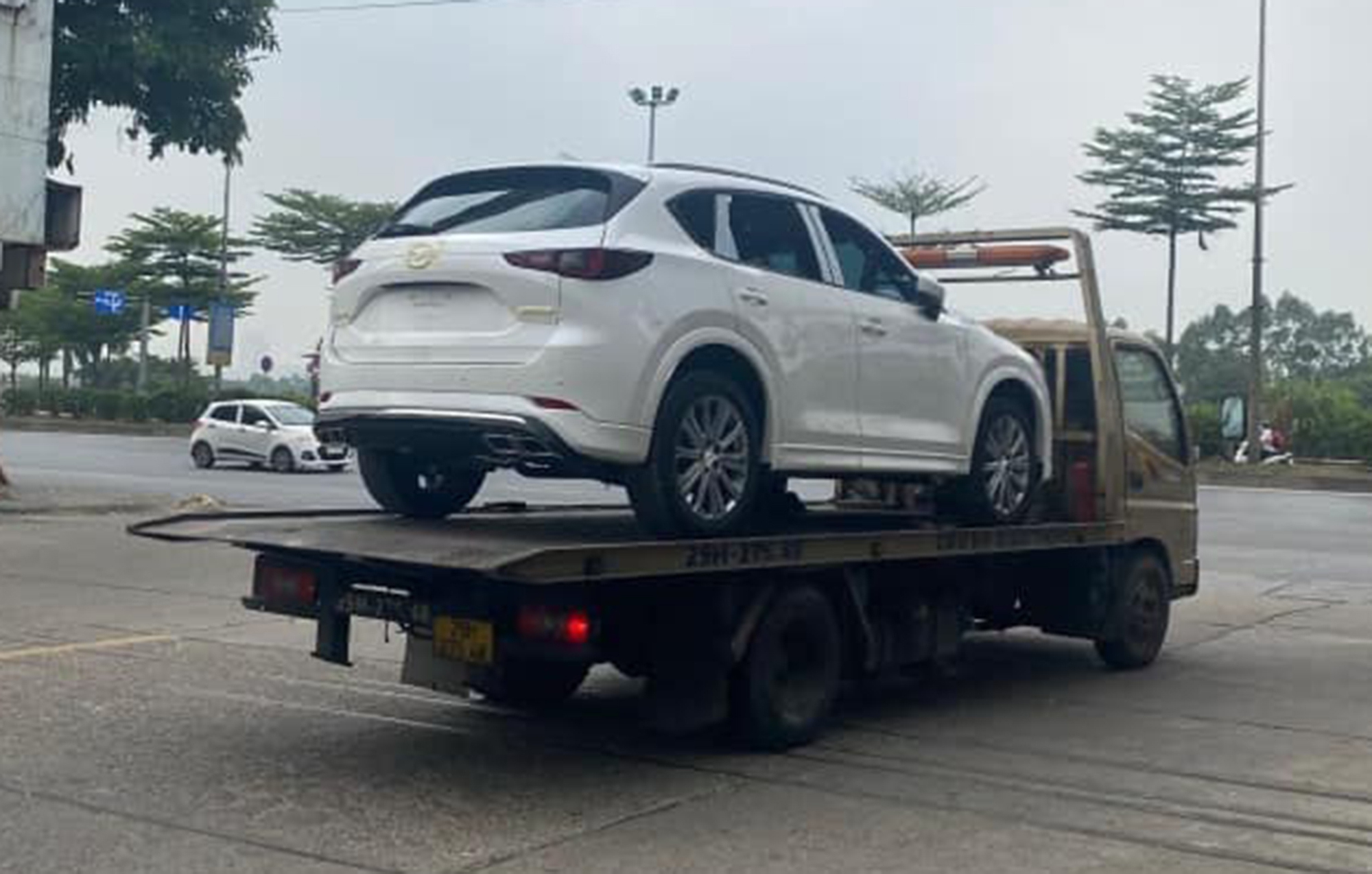 Mazda CX-5 2023 bất ngờ lộ diện tại Việt Nam, dự kiến ra mắt tháng 6 trước Honda CR-V - Ảnh 1.