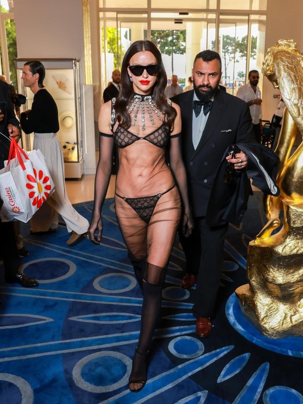 Siêu mẫu Irina Shayk gây sốc khi mặc nội y ở Cannes - Ảnh 2.