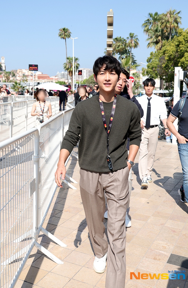 Song Joong Ki xuất hiện bên vợ ngoại quốc trước giờ đổ bộ Liên hoan phim Cannes 2023 - Ảnh 3.