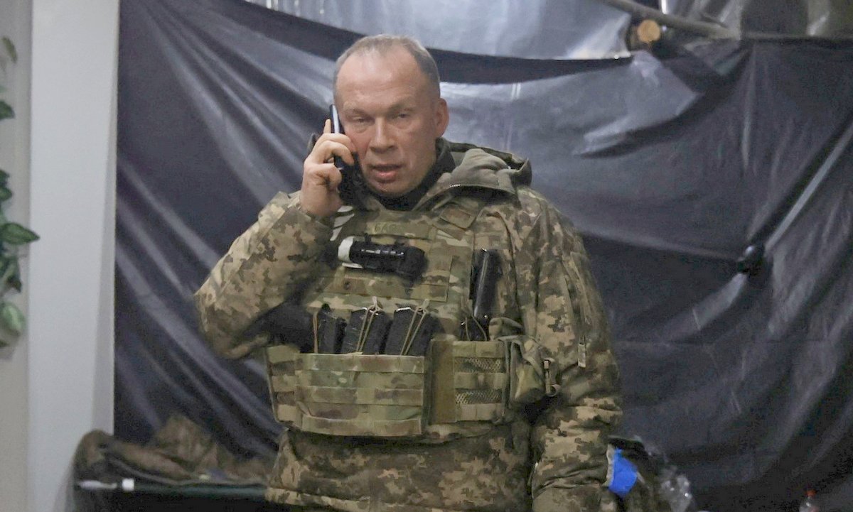 Oleksandr Syrskyi tại phòng tuyến Ukraine ở thành phố Soledar hồi tháng một. Ảnh: Reuters