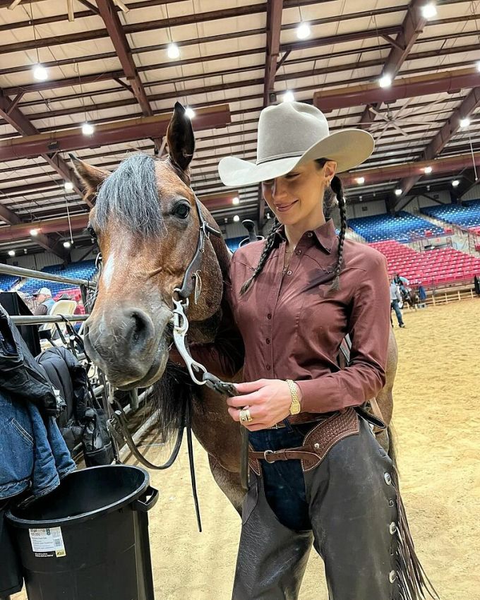 Bella Hadid bên chú ngựa Tito của mình. Ảnh: Instagram Bella Hadid