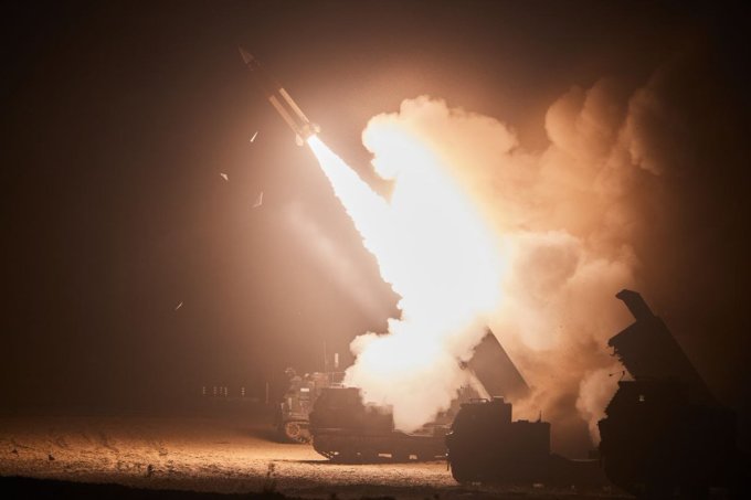 Liên quân Mỹ - Hàn bắn tên lửa đạn đạo ATACMS hồi năm 2022. Ảnh: Reuters