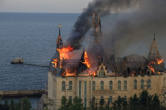 Phần mái của lâu đài Harry Potter bị thiêu rụi trong hỏa hoạn sau cuộc tập kích vào thành phố Odessa, miền nam Ukraine ngày 29/4. Ảnh: Reuters