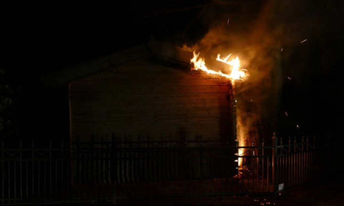 Ngôi nhà được cho là của CEO Rheinmetall bị cháy đêm 28/4. Ảnh: X/Pascal Laurent