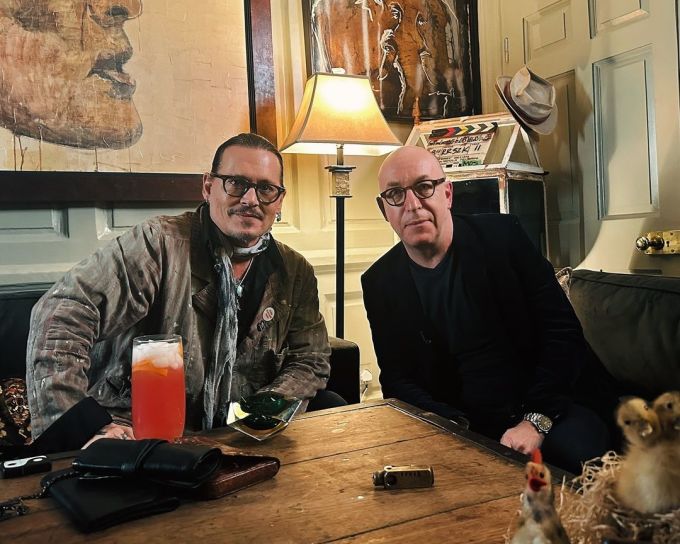 Tài tử chụp hình với nhà văn Mark Salisbury trong buổi trò chuyện về phim Jeanne Du Barry, hình được đăng ngày 2/5. Ảnh: Instagram Johnny Depp