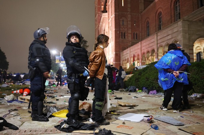 Cảnh sát Mỹ bắt người biểu tình sau khi xâm nhập khu trại trong khuôn viên Đại học California (UCLA), rạng sáng 2/5. Ảnh: AFP