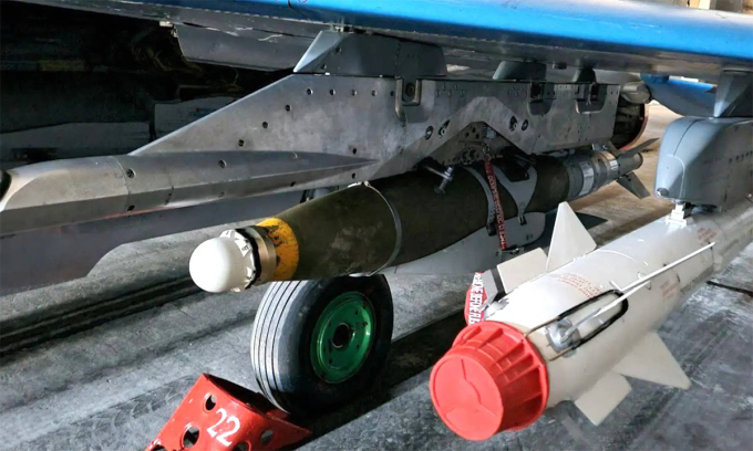 Bom JDAM-ER (màu xanh) dưới cánh tiêm kích MiG-29 của Ukraine. Ảnh: BQP Ukraine