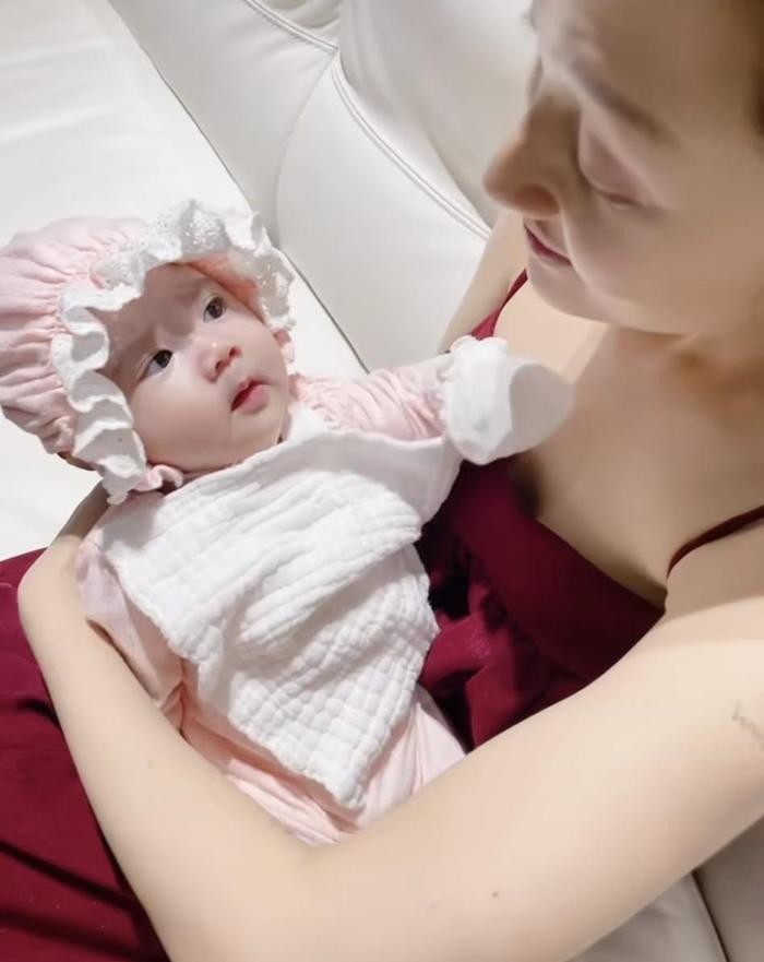 Sao Việt 24h: Bảo Anh khoe cận mặt con gái ruột lúc 1 tháng tuổi, vẻ đẹp của 2 mẹ con thành tâm điểm - 1