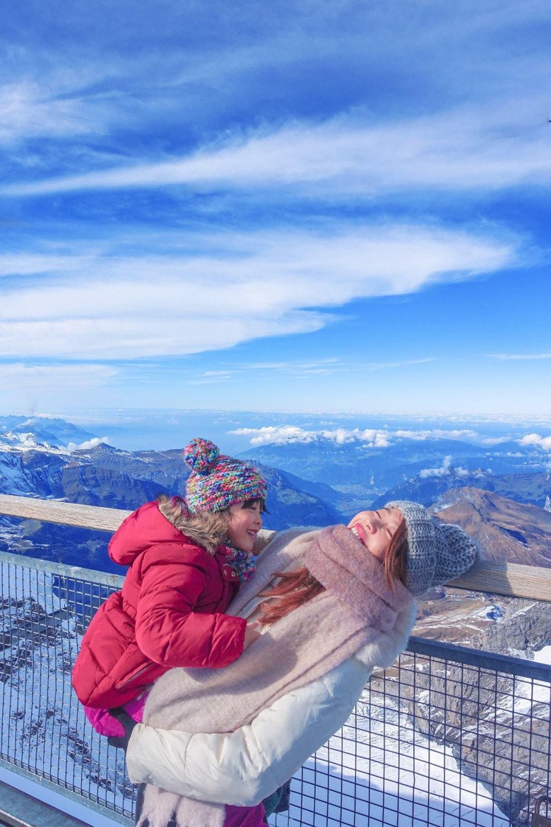 An Nhiên 4 tuổi: phớ lớ bên mẹ trên đỉnh Jungfrau.