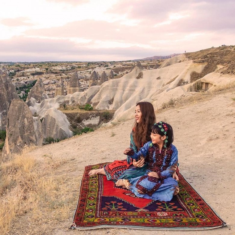 An Nhiên 7 tuổi, trên một ngọn núi triệu năm tuổi ở Cappadocia.